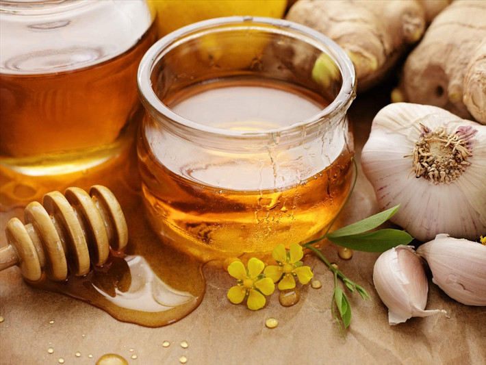 Chữa rối loạn cương dương với tỏi ngâm mật ong: Tỏi và mật ong đều là những nguyên liệu có tác dụng tăng cường lưu thông khí huyết, thúc đẩy tuần hoàn máu đến các cơ quan trong cơ thể. Từ đó gia tăng lượng máu đến dương vật, khắc phục tình trạng rối loạn cương dương. Ảnh minh họa