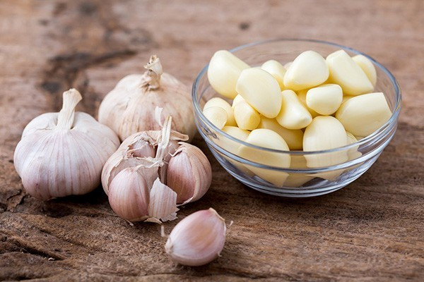 Việc chọn mua tỏi tưởng chừng đơn giản nhưng lại rất quan trọng để đảm bảo sức khỏe cho gia đình và chất lượng món ăn. Khi đi chợ, cần quan sát kỹ và tránh những loại tỏi không nên mua dưới đây. Ảnh Sức khỏe và Đời sống