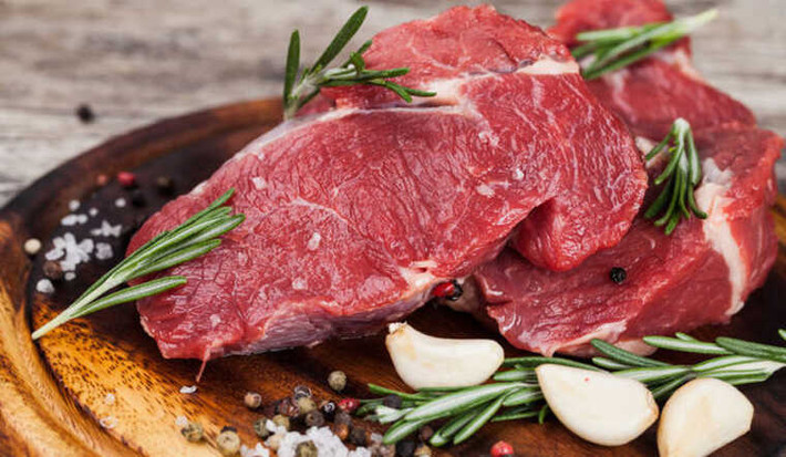 Thịt bò: Là nguồn cung cấp protein dồi dào, đặc biệt chứa hàm lượng L-carnitine cao, có công dụng tăng cường sức khỏe tinh hoàn, ổn định quá trình sinh tinh. Vitamin B hỗ trợ hạn chế rủi ro tinh trùng bất thường, nâng cao chất lượng. Ảnh minh họa