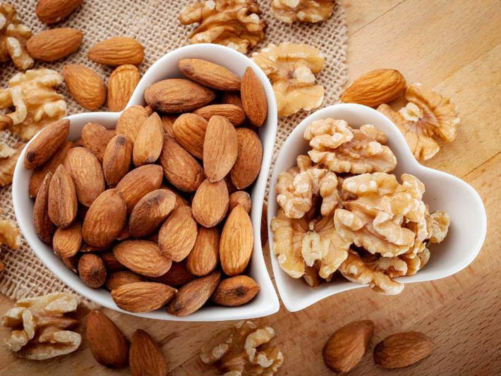 Hạnh nhân và óc chó: Hạnh nhân có chứa nhiều khoáng chất selen. Chế độ ăn giàu selen giúp tăng khả năng vận động của tinh trùng (khả năng tinh trùng di chuyển và bơi về phía trứng), cải thiện số lượng tinh trùng. Óc chó là thực phẩm giàu axit alpha-linolenic (ALA), một loại axit béo omega-3 có nguồn gốc từ thực vật. Ảnh Internet