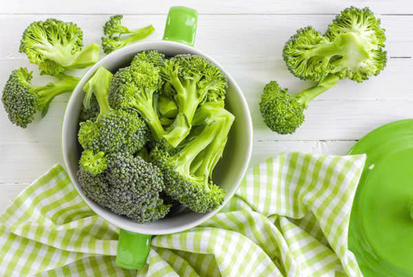 Bông cải xanh: Loại rau giàu chất xơ, nước và vitamin, có tác dụng giảm cholesterol, hạn chế xơ vữa mạch máu, cải thiện tình trạng lưu thông máu đến tinh hoàn.