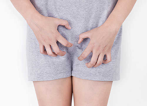 Ngứa: Ngứa vùng kín thường gây khó chịu, có thể là triệu chứng của nhiễm trùng nấm men hoặc các bệnh lây truyền qua đường tình dục (như herpes). Nếu tình trạng kéo dài, cần đi khám để xác định nguyên nhân và điều trị triệt để. Ảnh minh họa