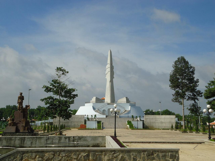 Địa đạo Tây Nam Bến Cát cũng là gợi ý lý tưởng cho khách tham quan. Với chiều dài gần 100 km, khoảng 50 ô ụ chiến đấu và hầm trú ẩn, cứu chữa thương binh, dự trữ vũ khí, lương thực, thực phẩm, địa đạo Tây Nam Bến Cát là căn cứ của nhiều cơ quan và tổ chức thời kháng chiến. Ảnh: Cổng thông tin UBND tỉnh Bình Dương