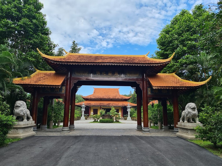Thiền viện Trúc Lâm Thanh Nguyên: Với diện tích hơn 10 ha, thiền viện nằm lọt thỏm giữa rừng cao su, tách biệt với khu dân cư nên không gian khá yên bình. Bao quanh thiền viện là bóng mát của cánh rừng cao su và hoa lá. Bên trong thiền viện là cây xanh, tạo cảm giác gần gũi hòa quyện vào thiên nhiên. Ảnh PG Bình Dương