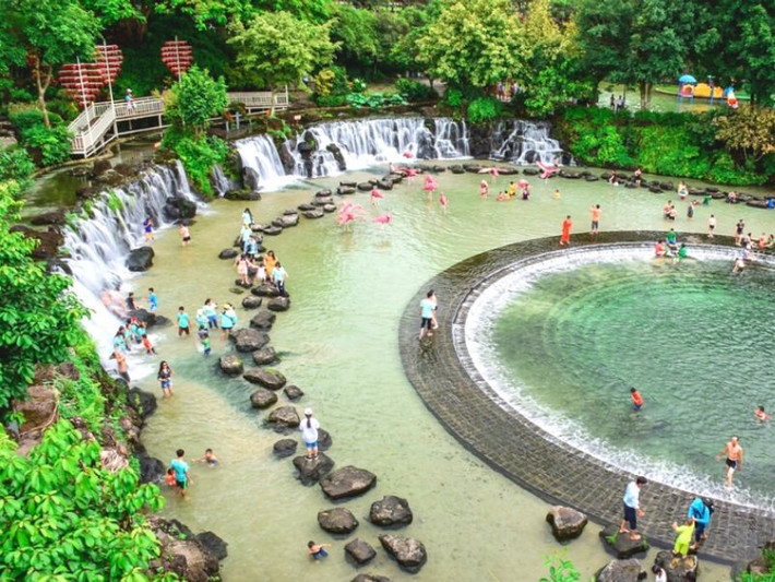 Khu du lịch Thủy Châu - địa điểm tắm suối nhân tạo tại Bình Dương. Nơi đây có không gian thoáng đãng, mát mẻ với nhiều hoạt động vui chơi như tắm suối, hồ bơi,... cùng với nhiều món ăn ngon nhưng có giá cả hợp lý. Ảnh MIA