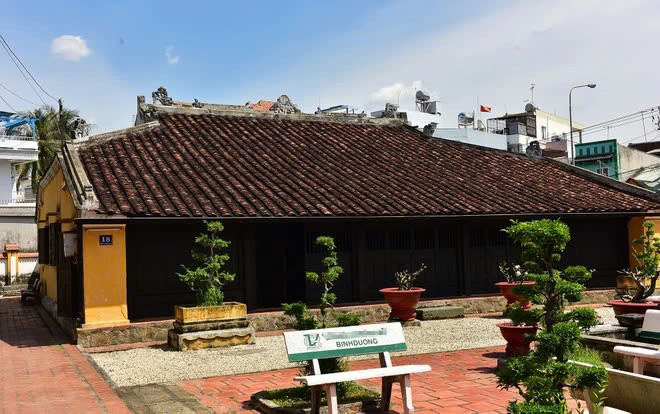 Tham quan nhà cổ Trần Văn Hổ: Ngôi nhà được xây dựng tháng 2/1890 theo kiểu ba gian, hai chái, gồm 36 cột tròn, 6 hàng cột tròn từ trước ra sau, mỗi hàng 6 cột được kê toàn bộ trên đá tảng, nền lát gạch tàu. Nơi đây được xem là di tích lịch sử - kiến trúc nghệ thuật hiếm hoi với tuổi đời hơn trăm năm đang có người ở. Ảnh Tạp chí Tri thức
