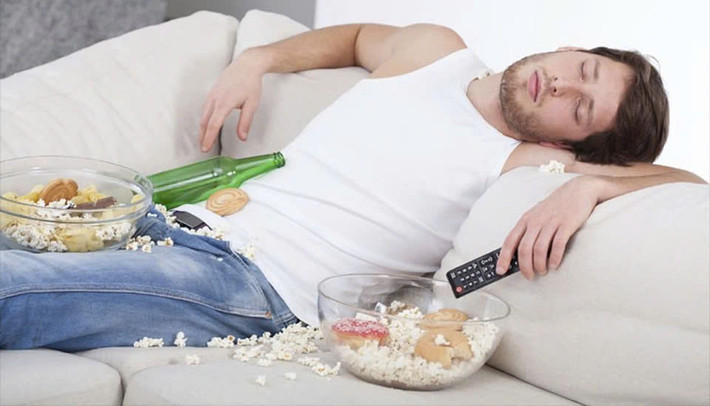 Lười vận động: Việc ngồi lâu sẽ gây áp lực lên vùng kín và tinh hoàn, tạo tiền đề cho máu lưu thông kém dễ gây viêm nhiễm và khiến tầng sinh môn phình to, dẫn đến đau, tiểu gấp, tiểu không tự chủ... Ảnh minh họa