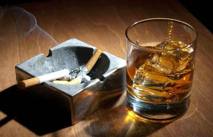 Nghiện rượu và thuốc: Nam giới uống rượu thường xuyên sẽ làm tăng nguy cơ mắc bệnh tuyến tiền liệt gấp 3 lần so với bình thường. Hút thuốc lá sẽ kích thích xấu đến các dây thần kinh ngoại biên của tuyến tiền liệt, lâu ngày dễ rơi vào tình trạng sung huyết, sinh ra các bệnh lý. Ảnh minh họa