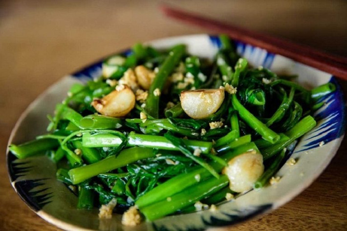 Gây sỏi thận: hầu hết các loại rau xanh đều có tính kiềm, và khi kết hợp với các thực phẩm chứa nhiều canxi sẽ tạo ra sỏi. Thế nên, những người mắc bệnh thận mãn tính hoặc suy thận thì không nên ăn quá nhiều rau xanh (đặc biệt là các loại rau quen thuộc như cải bó xôi, cần tây, cà chua).