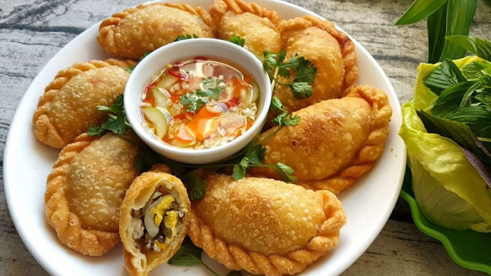 Một trải nghiệm không thể thiếu khi đến Hà Nội là thưởng thức bánh gối, với lớp vỏ giòn tan và nhân đậm đà, đặc biệt thú vị trong những ngày đông se lạnh. Ảnh Internet