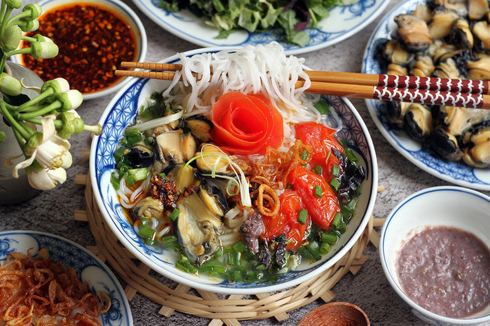 Hương vị của bát bún ốc là sự kết hợp ăn ý của nước dùng trong veo nhưng không kém phần béo ngậy, chua chua thanh thanh và dậy mùi dấm bỗng đặc trưng. Ảnh Internet