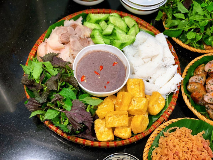 Bún đậu: Món ăn đơn giản chỉ gồm đậu mơ rán béo giòn cùng đĩa bún trắng và một ít rau thơm nhưng lại chinh phục được cả những thực khách khó tính nhất. Ảnh Internet