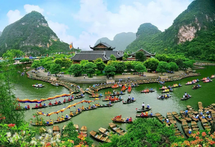 Vào dịp đầu năm, lễ hội chùa Bái Đính tiếp đón hàng nghìn du khách tới thăm quan và dâng hương, cầu nguyện những điều bình an, sức khỏe cho gia đình. Lễ hội diễn ra từ ngày mùng 6 Tết đến hết tháng 3 âm lịch. Ảnh minh họa