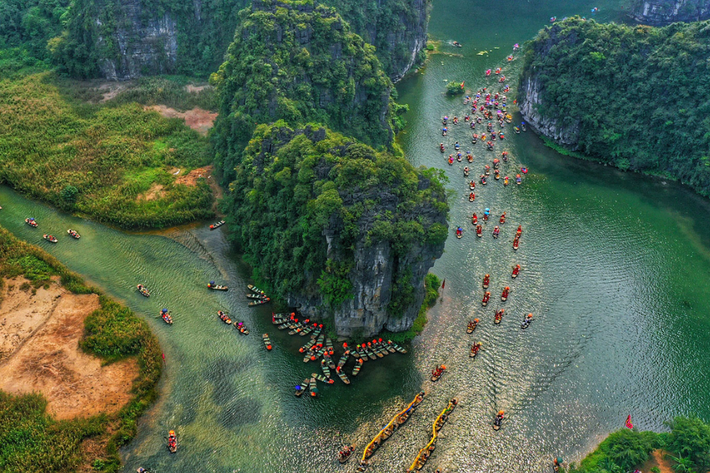 Du xuân Ninh Bình: Nơi đây không chỉ hấp dẫn du khách bởi những công trình kiến trúc cổ như Tràng An, Tam Cốc, nhà thờ Phát Diện, Cố Đô Hoa Lưa mà còn thu hút bởi ngôi chùa Bái Đính linh thiêng và những cảnh quan thiên nhiên hùng vĩ như vườn quốc gia Cúc Phương. Ảnh minh họa