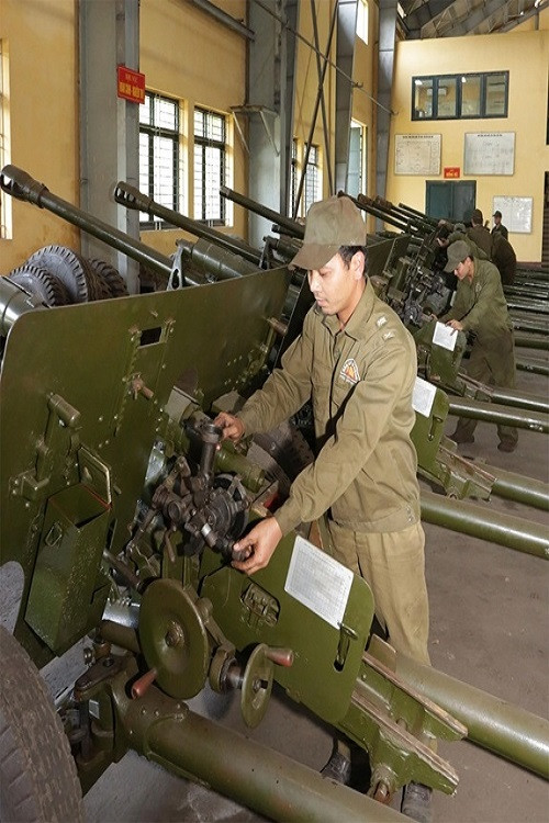 Để khắc phục tình trạng này, Nhà máy Z133 đã đầu tư các trang thiết bị, phần mềm thiết kế cơ khí mới phục vụ công tác sửa chữa các loại súng, pháo trên diện rộng. Chỉ sau một thời gian cán bộ kỹ thuật của nhà máy đã có thể nắm bắt và làm chủ được trang thiết bị từ đó tự chủ trong sản xuất một số chi tiết, phụ tùng trên một số dòng súng, pháo trước đây vốn phải mua từ nước ngoài. Nguồn ảnh: QĐND.