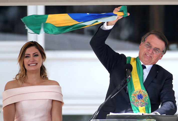 Ông Jair Bolsonaro, người được ví như Donald Trump của Brazil, phát biểu trước đám đông sau khi nhận được khăn quàng vai của tổng thống từ tổng thống sắp mãn nhiệm Michel Temer tại dinh tổng thống Planalto ở Brasilia. Jair Bolsonaro đã tuyên bố Brazil được giải phóng khỏi "các giá trị đảo lộn, nhà nước cồng kềnh và chính trị bảo thủ" sau khi tuyên thệ nhậm chức tổng thống thứ 42. Ảnh: Reuters.