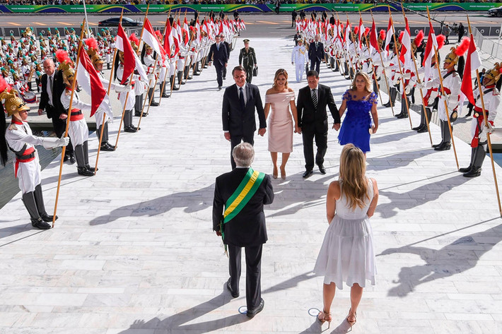 Jair Bolsonaro, Michelle Bolsonaro, Hamilton Mourao và Paula Mourao được Tổng thống sắp mãn nhiệm Michel Temer (phía trước bên trái) và phu nhân Planalto chào đón sau lễ tuyên thệ tại Quốc hội. Ảnh: AFP/Getty.