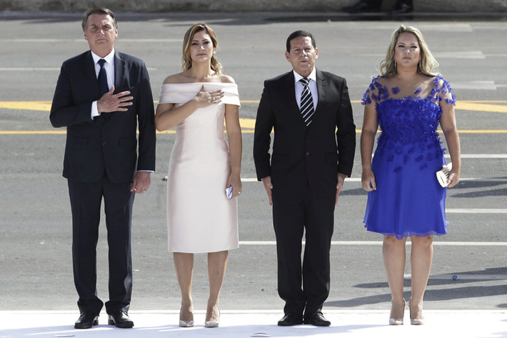 Ông Jair Bolsonaro và bà Michelle Bolsonaro cùng Phó tổng thống Hamilton Mourao và phu nhân Paula Mourao trong lễ nhậm chức. Trong chiến dịch tranh cử của mình, Bolsonaro tập trung công kích các cựu tổng thống cánh tả Luiz Inácio Lula da Silva, người đang thụ án tù vì tội lạm dụng chức quyền, và người kế nhiệm Dilma Rousseff, người bị buộc tội vào năm 2016 vì vi phạm các quy định ngân sách. Ảnh: AP.