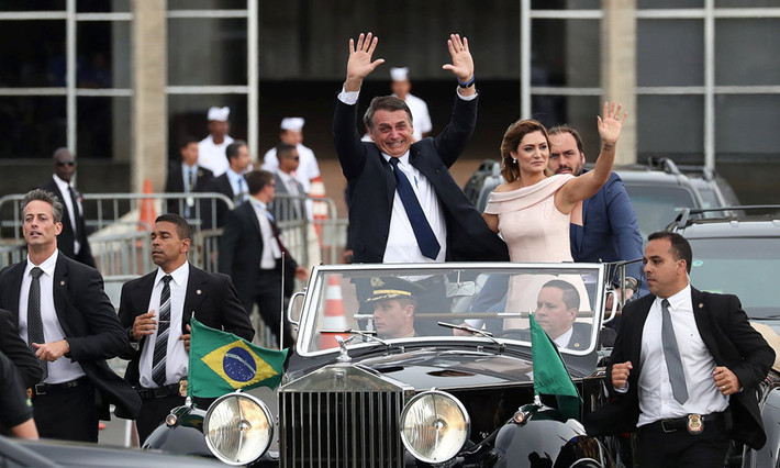 Ông Jair Bolsonaro và phu nhân Michelle trong ngày nhậm chức tổng thống Brazil. Bolsonaro là một cựu quân nhân và từng phục vụ trong Hạ viện 7 nhiệm kỳ. Ông được xem là nhân tố đột phá trong cuộc bầu cử năm 2018 giữa bối cảnh người dân Brazil giận dữ trước các vụ bê bối tham nhũng, lạm dụng quyền lực và suy thoái kinh tế. Ảnh: Reuters.