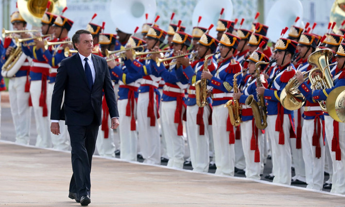 Tổng thống Bolsonaro duyệt đội cận vệ sau buổi lễ tuyên thệ khi ông rời Quốc hội ở Brasilia, ngày 1/1. Bolsonaro đã nhận được sự hỗ trợ của khu vực kinh doanh nông nghiệp mạnh mẽ của Brazil. Ông tin rằng khu vực này sẽ "tăng cường hiệu quả" và "giảm bớt quan liêu". Ảnh: Reuters.