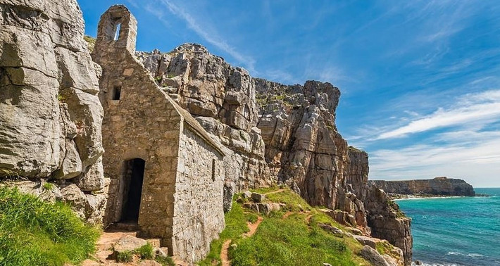 Nhà thờ St Govan: Nhà thờ St Govan ở Pembrokeshire nằm trên một vách đá nhìn ra bờ biển được đặt theo tên một tu sĩ sống ở thế kỷ thứ 6. Bên trong ngôi nhà nhỏ xíu chỉ có một bàn thờ đá và được trải thảm rêu. Một số chuyên gia cho rằng nó có từ thế kỷ thứ 10, hoặc thậm chí sớm hơn.