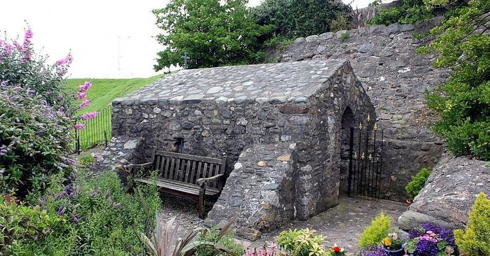 Nhà thờ St Govan: Nhà thờ St Govan ở Pembrokeshire nằm trên một vách đá nhìn ra bờ biển được đặt theo tên một tu sĩ sống ở thế kỷ thứ 6. Bên trong ngôi nhà nhỏ xíu chỉ có một bàn thờ đá và được trải thảm rêu. Một số chuyên gia cho rằng nó có từ thế kỷ thứ 10, hoặc thậm chí sớm hơn.