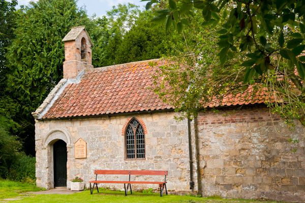 Nhà thờ St James: St James được cho là nhà thờ nhỏ nhất ở Yorkshire. Ngôi nhà chỉ bao gồm 2 gian nhỏ. Phần thờ cúng từng được cho là nơi ẩn náu của những kẻ buôn lậu. Mặc dù có từ thời Norman, kết cấu ngôi nhà dường như vẫn còn nguyên vẹn.