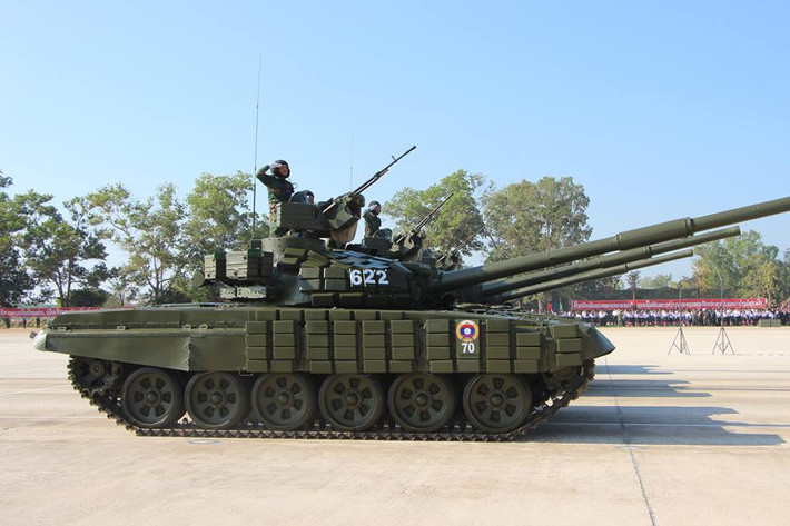 Xe tăng chiến đấu chủ lực T-72B “đại bàng trắng” mới được Nga chuyển giao cho Lục quân Lào vào cuối năm 2018, nhưng vẫn kịp xuất hiện trong lễ duyệt binh lần này. Nguồn ảnh: Lao National Radio.