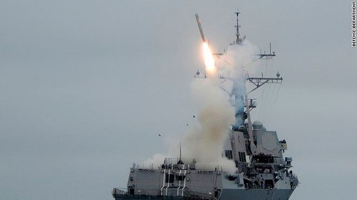 Hải quân Mỹ tuyên bố muốn dừng sản xuất "sứ giả chiến tranh" Tomahawk với lý do dòng tên lửa này không còn thích hợp với chiến tranh hiện đại. "Hải quân một lần nữa muốn kết thúc sản xuất tên lửa Tomahawk, thay vào đó tập trung vào quá trình tái nâng cấp cho hàng tồn kho hiện có", Bộ Quốc phòng Mỹ thông báo.