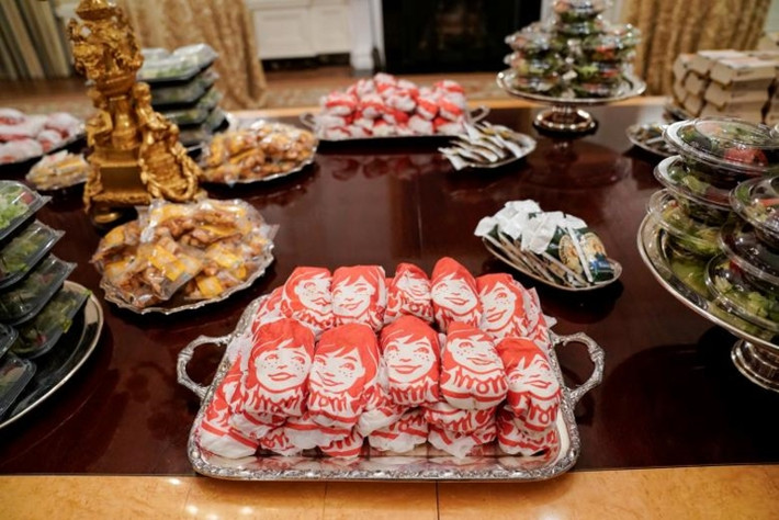 Hamburrger được đặt từ chuỗi nhà hàng Wendy's.