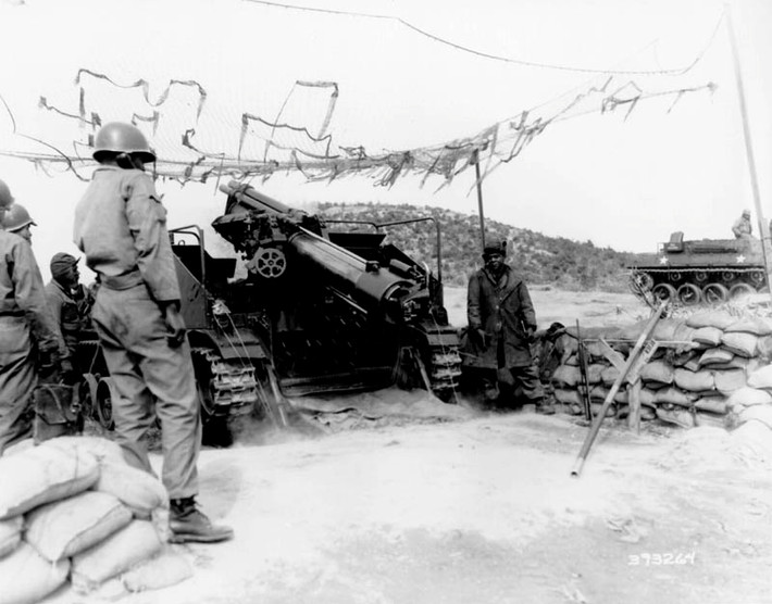 Trong chiến tranh Triều Tiên, pháo kéo M114 được sử dụng khá phổ biến khi nó cơ động và có tốc bộ bắn nhanh hơn các mẫu pháo hạng nặng 203mm. Tầm bắn trung bình của M114 có thể lên đến 14km và có tốc độ bắn khoảng 4 phát/phút mang lại mật độ hỏa lực dày hơn. Nguồn ảnh: Quân đội Mỹ.