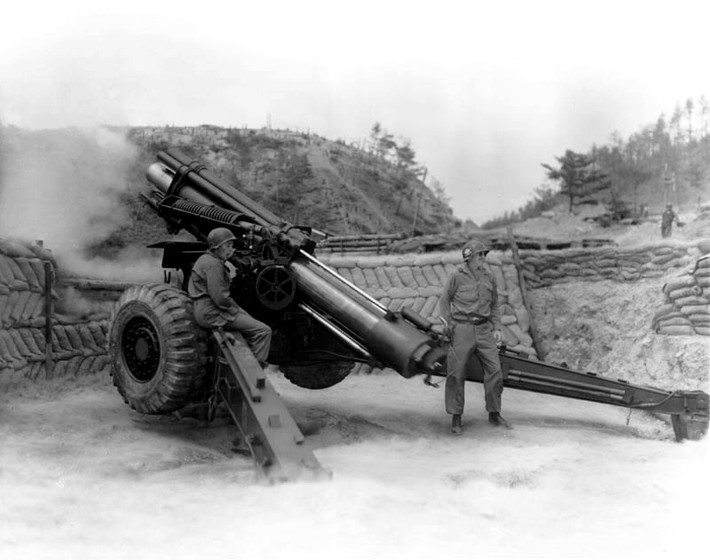So với các mẫu pháo hạng nặng cùng thời, M114 tỏ ra ưu việt hơn hẳn khi có thể triển khai trên nhiều loại địa hình khác nhau và có độ sai lệch thấp. Trong ảnh là pháo M114 của tiển đoàn pháo dã chiến 955 bắn quả đạn thứ 150.000 của mình trong Chiến tranh Triều Tiên. Nguồn ảnh: Quân đội Mỹ.