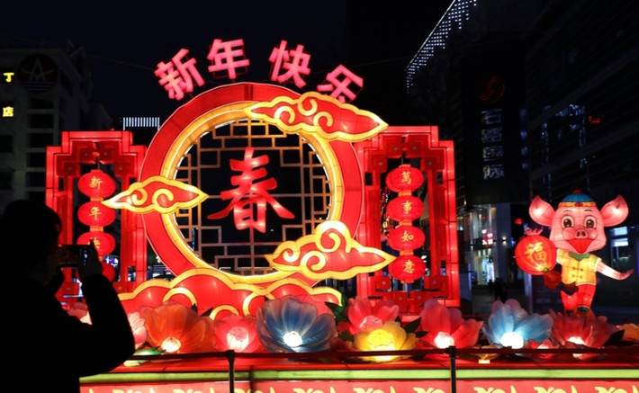 Năm Kỷ Hợi - được người dân Trung Quốc đánh giá là một năm may mắn với hình ảnh chú lợn phát tài. Ảnh trang trí tại một phố đi bộ tại Giang Tô.