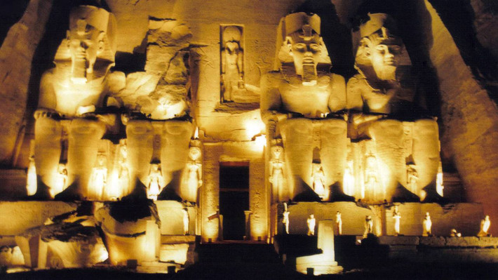 Thung lũng các vị Vua là nơi có hầm mộ của Pharaoh Tutankhamen và người ta cho rằng nơi đây có một lời nguyền kỳ bí. Hầu hết những người tham gia mở hầm mộ này đều chết một cách bí ẩn vài năm sau đó. Dù có một vài giải thích khoa học nhưng một số người vẫn tin là lời nguyền của người Ai Cập cổ khiến những kẻ quấy rối nơi yên nghỉ của người chết phải chịu hậu quả.