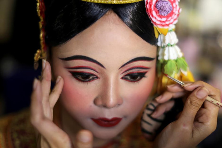 Các vũ công chuẩn bị trong hậu trường trước buổi biểu diễn của nhà hát Khon. Vũ kịch mặt nạ Khon của Campuchia vừa được UNESCO, cơ quan văn hóa của Liên Hợp Quốc, liệt kê là một di sản văn hóa phi vật thể cùng phiên bản vũ kịch Lakhon Khol của nước láng giềng Thái Lan vào tháng 11 năm ngoái.