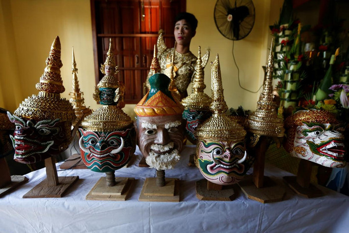 Đạo cụ chuẩn bị cho buổi diễn ở chùa Wat Svay Andet, tỉnh Kandal, Campuchia, ngày 16/12/2018. Được truyền nghề từ cha và ông nội, Sun Rithy, 48 tuổi, dẫn dắt một trong những đoàn kịch Lakhon Khol cuối cùng ở Campuchia, gồm khoảng 20 nghệ sĩ và học sinh từ 6 đến 15 tuổi.