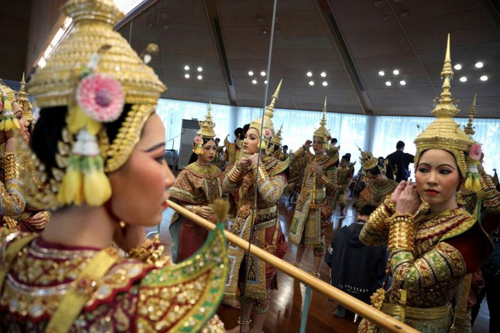 Sau khi Khmer Đỏ bị lật đổ, một số nghệ sĩ Lakhon Khol bắt đầu truyền dạy bộ môn này cho thế hệ sau. Bộ trưởng Bộ Văn hóa và Mỹ thuật Campuchia Phoeurng Sackona nói rằng điệu nhảy Lakhon Khol cần được bảo tồn ngay lập tức và kêu gọi tất cả mọi người tham gia.