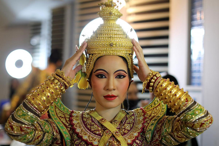 Nghệ thuật vũ kịch mặt nạ Lakhon Khol từng bị Khmer Đỏ coi là suy đồi và bị cấm thực hành vào những năm 1970. Nghệ thuật này có nhiều biến thể khác nhau ở Đông Nam Á. Tất cả đều có các vũ công đeo các mặt nạ được vẽ công phu mô tả Ramayana, bài thơ sử thi tiếng Phạn kể về vị hoàng tử giải cứu vợ mình khỏi con quỷ với sự giúp đỡ của đội quân khỉ.