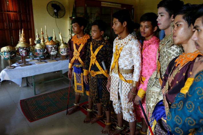 Nhà hát mới được xây dựng tại Wat Svay Andet, một ngôi chùa Phật giáo bên ngoài thủ đô Phnom Penh, trở thành nơi lưu giữ và truyền dạy nghệ thuật vũ kịch mặt nạ của Campuchia.