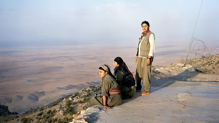 Theo CNN, khoảng 30% đến 40% chiến binh ở Kurdistan là phụ nữ. Sau khi cuộc chiến Syria bắt đầu vào năm 2011, nhiếp ảnh gia Sonja Hamad đã ghi lại nhiều hình ảnh của các nữ chiến binh người Kurd. Từ tháng 3/2015 đến tháng 12/2016, Hamad thực hiện ba chuyến đi tới vùng Kurdistan của Iraq và khu vực Rojava do người Kurd kiểm soát ở miền Bắc Syria để gặp gỡ và chụp ảnh những người phụ nữ đằng sau cây súng.