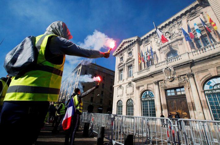 Trong bài phát biểu đêm giao thừa 2019, ông Macron tuyên bố sẽ tiếp tục với chương trình cải cách của mình, nói rằng: “Chúng ta không thể làm việc ít hơn, kiếm nhiều tiền hơn, cắt giảm thuế và tăng chi tiêu.”