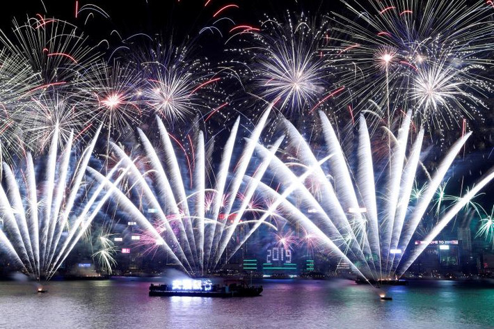 Sự kiện đếm ngược đón chào năm 2019 cũng diễn ra rộng rãi trên khắp Trung Quốc. Tại Hong Kong, hàng trăm người tập trung tại các con phố dọc Vịnh Victoria để chiêm ngưỡng màn bắn pháo hoa đón chào Năm mới kéo dài tới 10 phút. Nguồn ảnh: Reuters.
