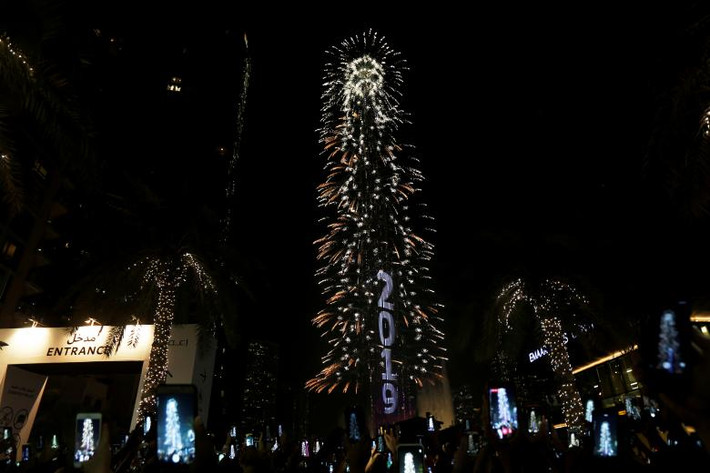 Các tiểu vương quốc Arab thống nhất (UAE) đánh dấu Năm mới 2019 bằng màn pháo hoa được kỳ vọng có tên trong Sách Kỷ lục thế giới về buổi trình diễn pháo hoa dài nhất thế giới. Sự kiện độc đáo này diễn ra tại tòa nhà cao nhất thế giới Burj Khalifa ở thành phố Dubai. Nguồn ảnh: Reuters.