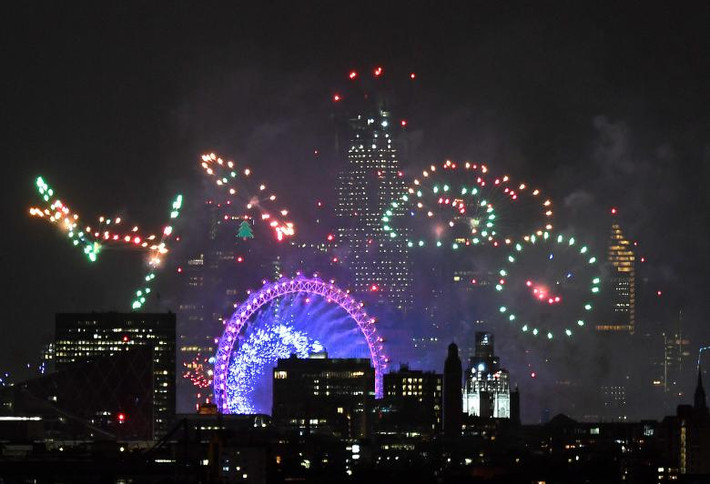 Trong khi đó, người dân thủ đô London của Anh đón đêm giao thừa trong tiếng chuông quen thuộc của đồng hồ Big Ben, sau hơn 1 năm chiếc đồng hồ này tạm ngừng hoạt động để bảo dưỡng. Nguồn ảnh: Reuters.