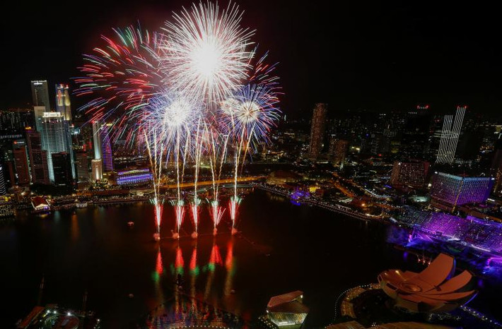 Pháo hoa trên vịnh Marina trong lễ đón năm mới ở Singapore. Nguồn ảnh: Reuters.