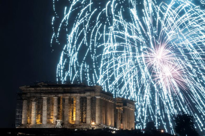 Ngôi đền Parthenon cổ xưa trên đỉnh đồi Acropolis sáng bừng trong đêm bởi màn trình diễn pháo hoa tuyệt đẹp trên bầu trời thủ đô Athens, Hy Lạp. Nguồn ảnh: Reuters.