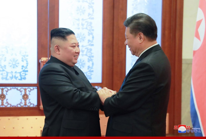 Hai nhà lãnh đạo dành cho nhau cái bắt tay rất thân tình.