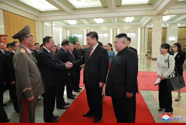 Chủ tịch Trung Quốc Tập Cận Bình bắt tay Bộ trưởng Ngoại giao Triều Tiên Ri Yong-ho.