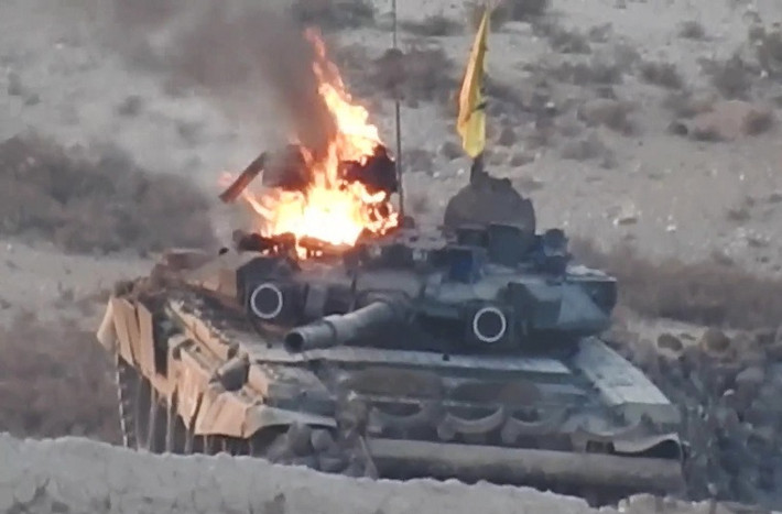 Và nếu những chiếc T-90A của Syria không được trang bị hệ thống phòng vệ chủ động Shtora-1 như của Việt Nam, có lẽ chúng đã nhanh chóng bị thiêu rụi bởi các tên lửa chống tăng của quân nổi dậy và cả phiến quân IS, khi chiến trường Syria được đánh giá là một trong những cuộc chiến tên lửa chống tăng được sử dụng nhiều nhất. Nguồn ảnh: tanksdb.ru.