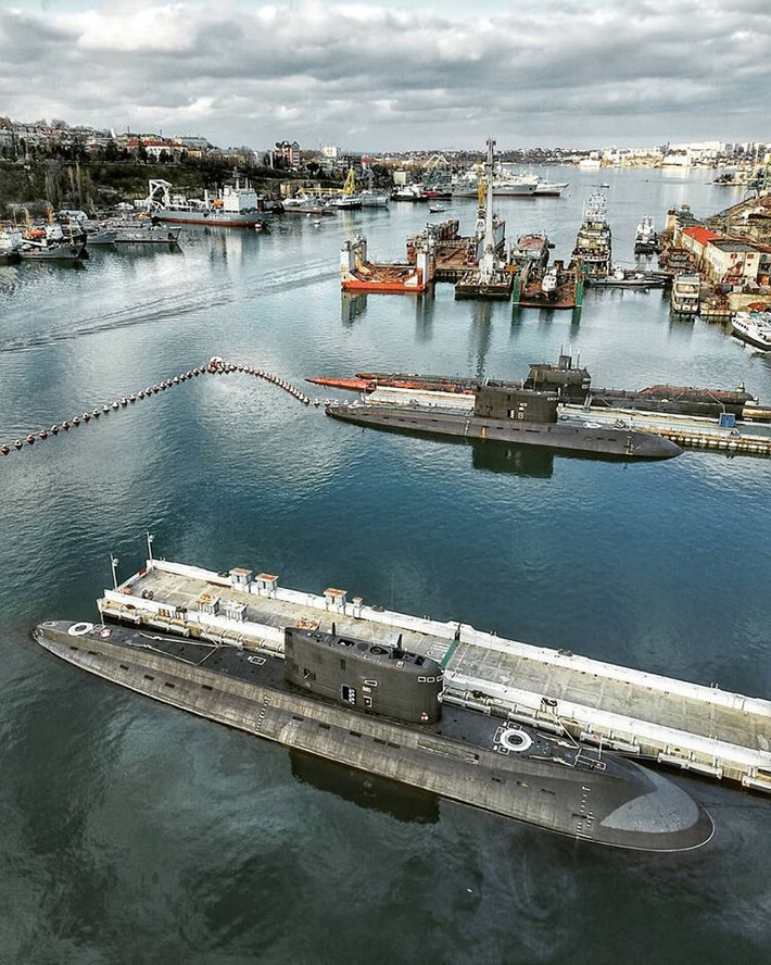 Hiện tại vịnh Sevastopol đang là nơi Hạm đội Biển Đen được biên đội của mình với số lượng lên đến 7 chiếc, trong đó tất cả đều là các tàu ngầm tấn công diesel-điện lớp Kilo với các Đề án 877V và 636.3. Nguồn ảnh: Military Armed Forces.